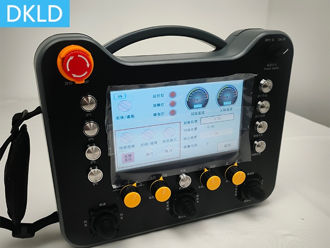 3个双轴摇杆+8个按键+1个两档旋转开关+1个5档旋转开关7寸触摸屏平板型工业无线遥控器